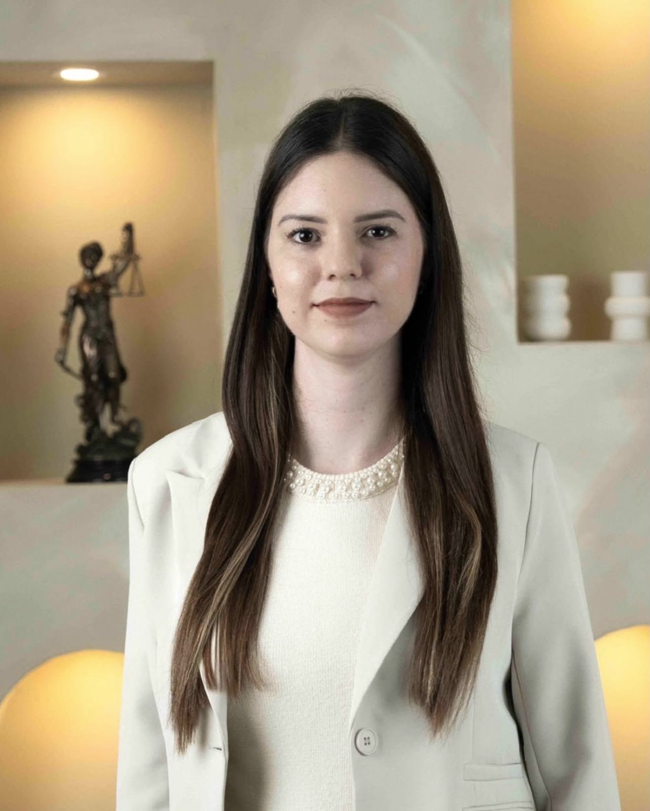 Msc. Ana González - Abogada y Notario Público